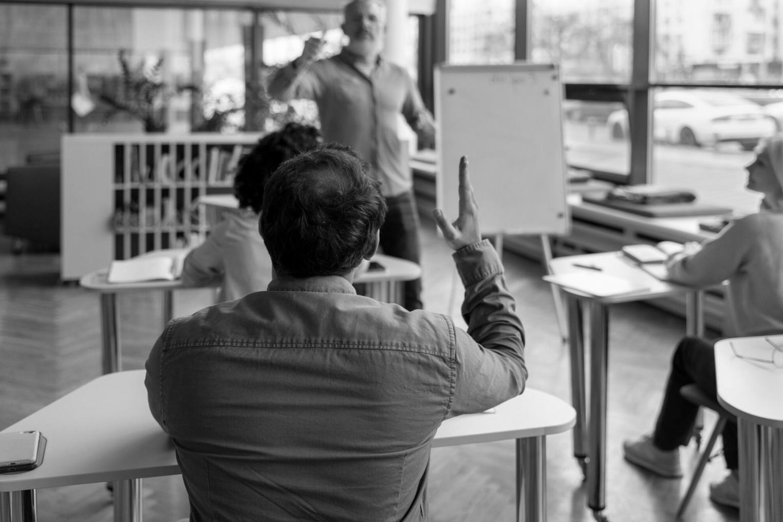 Studenti durante una sessione pratica di allestimento evento